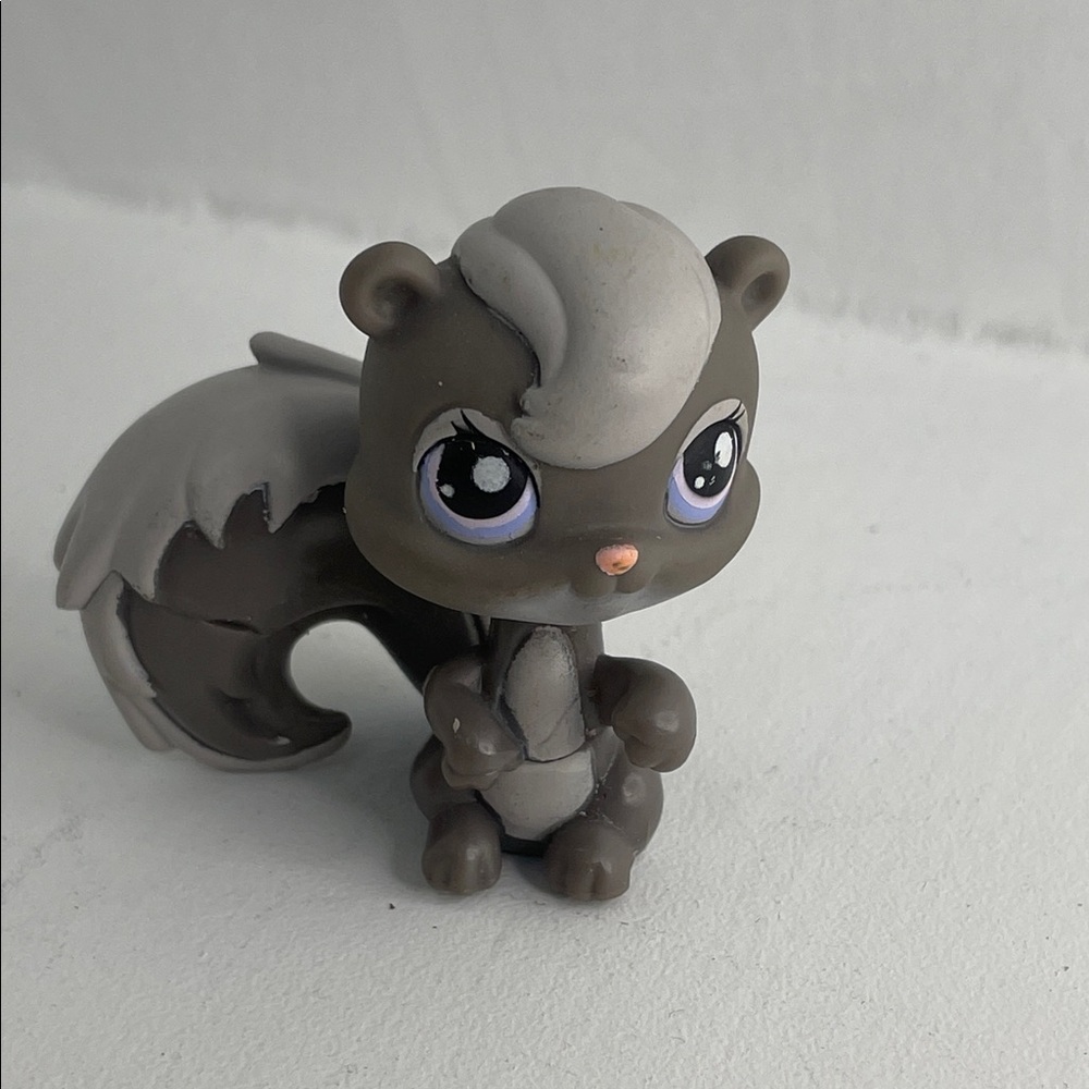 Littlest Pet Shop Gray Skunk / Squirrel Figure